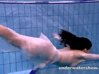 Andrea visar fin kropp underwater