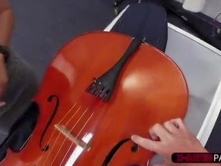 섹시한 과 브루 넷의 사람 브라질의 원 에 판매 그녀의 cello 도착 망치