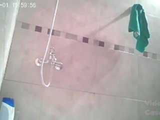 ลา graban mientras se ducha