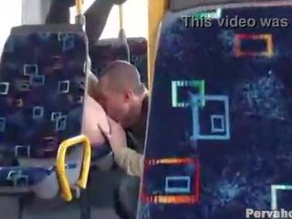 Секс і ексгібіціоніст пара на публічний автобус