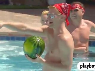 Scambisti avendo divertimento e orale sesso in nuoto piscina