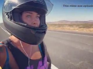 Felicity feline motorcycle stunner 骑术 aprilia 在 胸罩