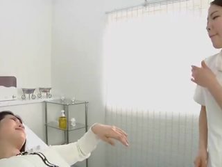 Japonais lesbienne séduisant crachant massage clinique sous-titré