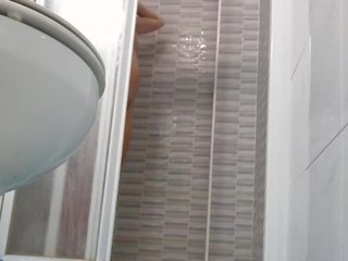 Espionaje en encantador esposa afeitando coño en ducha
