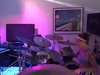 Felicity feline drums и jams с приятели зад на сцени